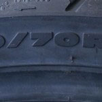 Medida do pneu, neste caso 120/70 ou seja 
120mm de largura por 84mm de altura, é um pneu dianteiro aro 19 e radial 
