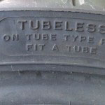 Nesta foto o pneu é sem câmara (tubeless) e aceita câmara (tube)